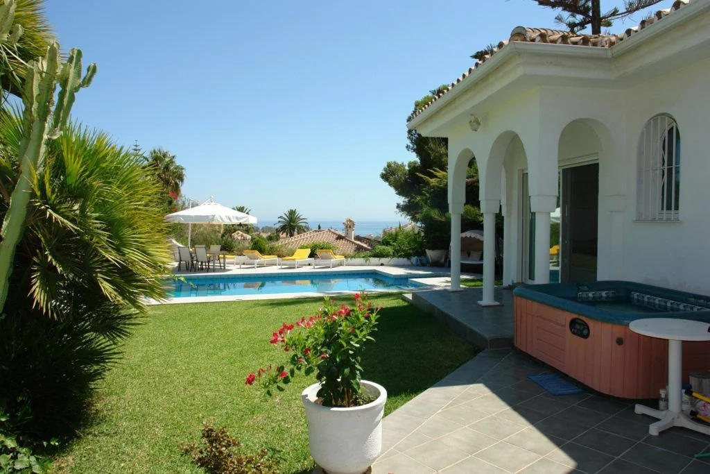 Elviria, elegant villas and attractive apartment in Marbella East