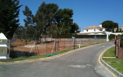 Sehr schönes Grundstück zum Verkauf in Toplage auf der Strandseite in La Reserva de los Monteros in Marbella