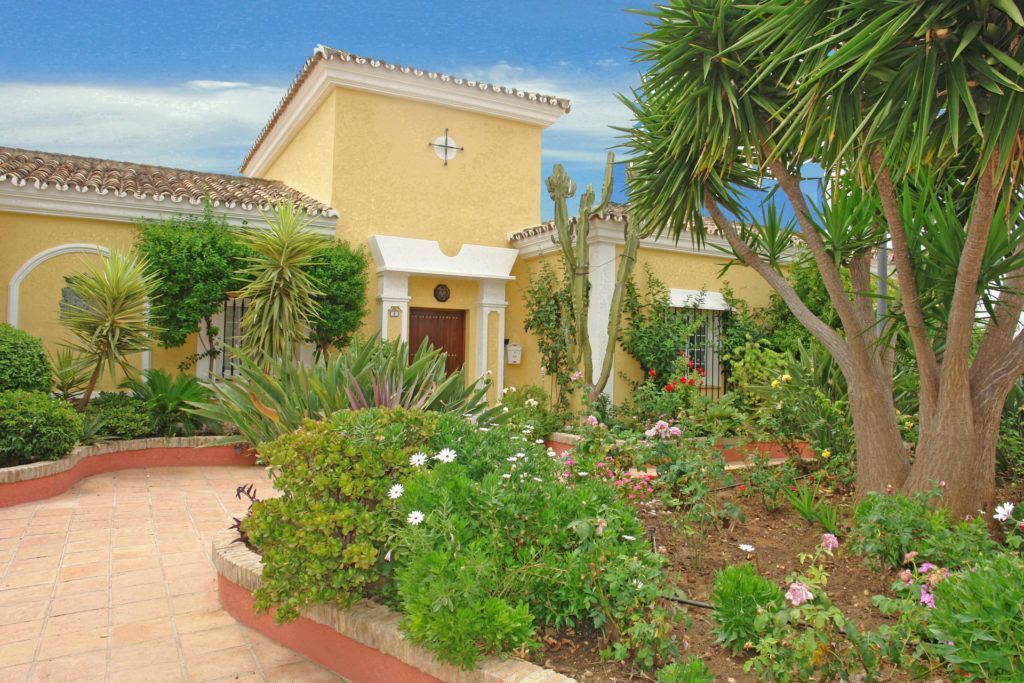 ARFV1433 - Schöne Villa zum Verkauf im Los Naranjos Hill Club in Nueva Andalucia mit Meerblick