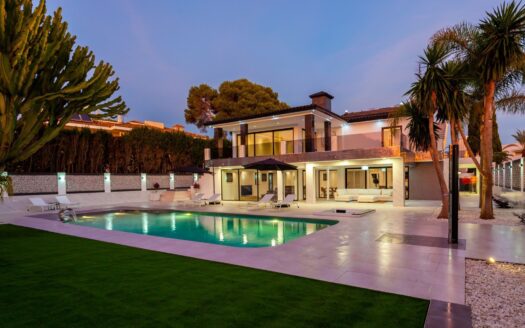 ARFV2050 - Fantastische Villa in Strandlage zum Verkauf in Los Monteros Playa Marbella