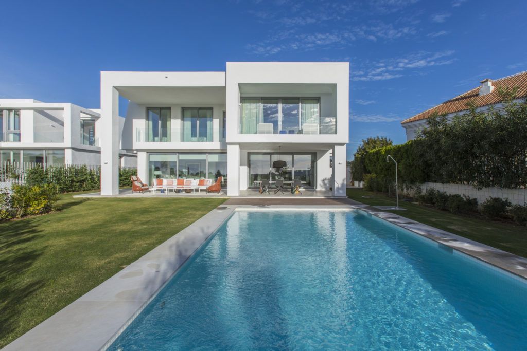 ARFV1698 - Massgeschneiderte Neubau Villa im Verkauf  in Santa Clara Golf in Marbella