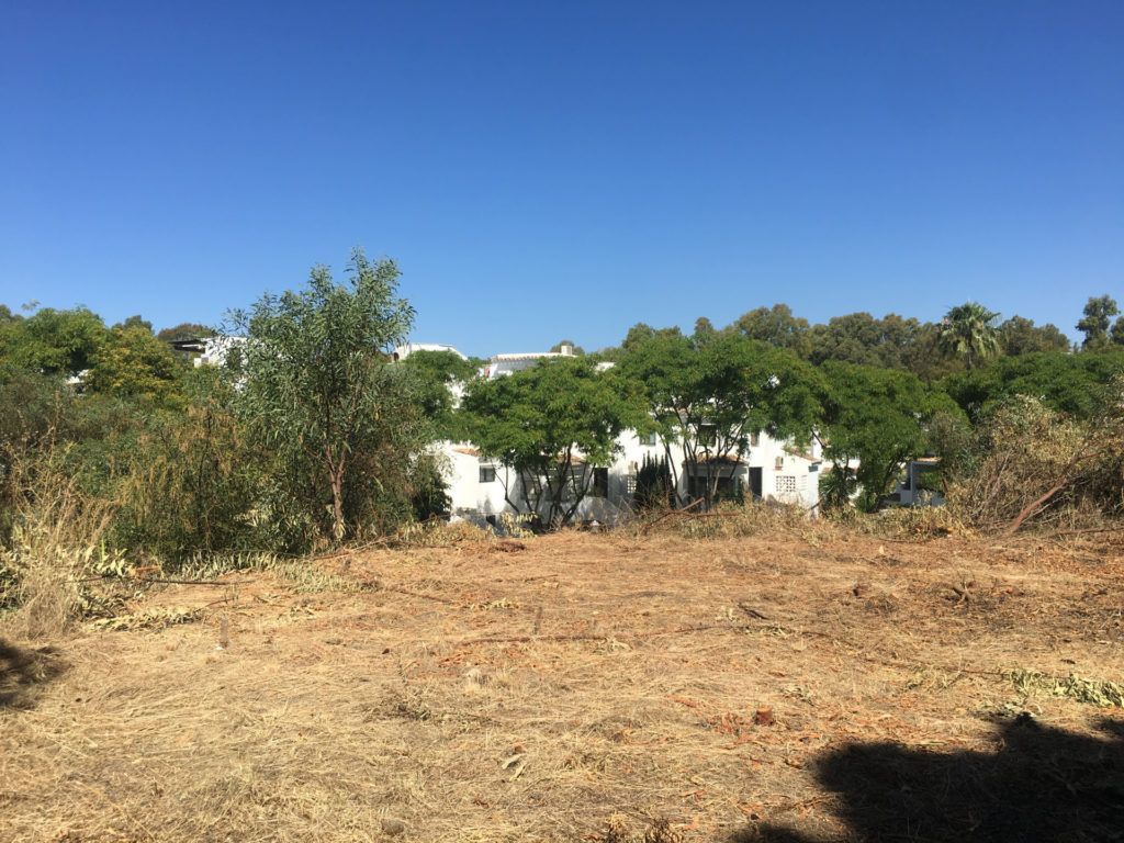 ARFP465 - Grundstück zum Verkauf mit Projekt in Strandlage Elviria in Marbella