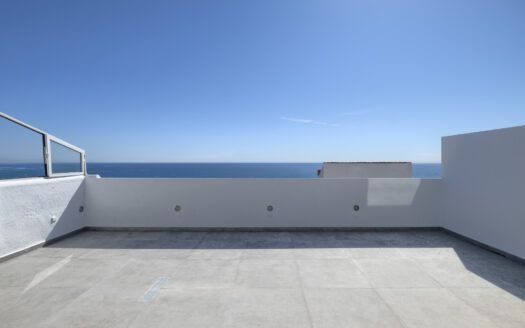 ARFA1432-359 Renoviertes Duplex-Penthouse erste Strandlinie in Guadalobon in Estepona