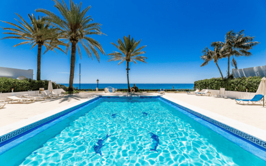 ARFTH170 Elegantes Haus in Strandlage mit Meerblick in einer geschlossenen Wohnanlage in Marbella