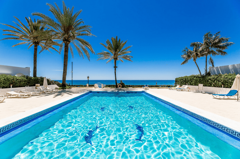 ARFTH170 Elegantes Haus in Strandlage mit Meerblick in einer geschlossenen Wohnanlage in Marbella