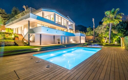 ARFV2196 Neue Villa am Strand mit Panoramablick auf das Meer in Marbesa in Marbella zu verkaufen