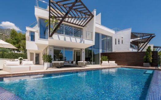 ARFTH177.3 Modern luxury townhouse in the Sierra Blanca in Marbella with panoramic views