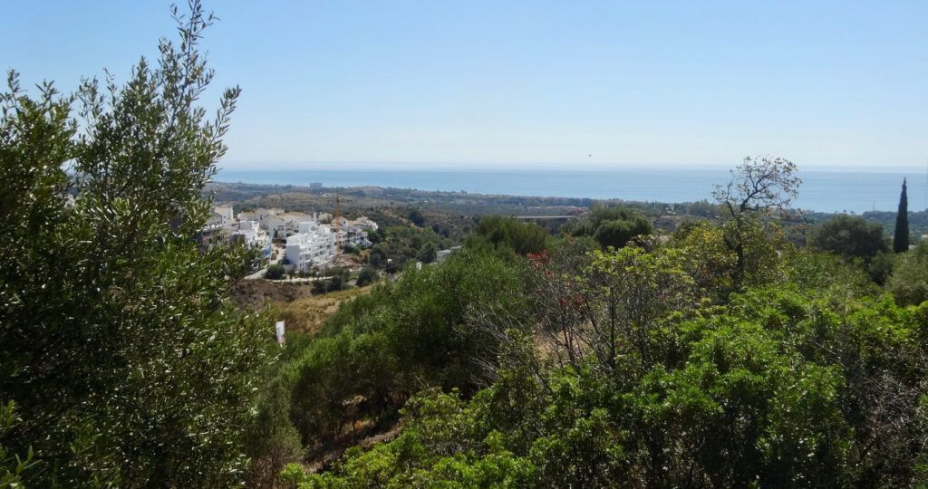 Grundstücke mit Projekt zum Verkauf in Altos de Los Monteros in Marbella