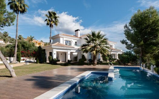 ARFV2283 Preciosa villa en venta en la prestigiosa urbanización cerrada Sierra Blanca en Marbella