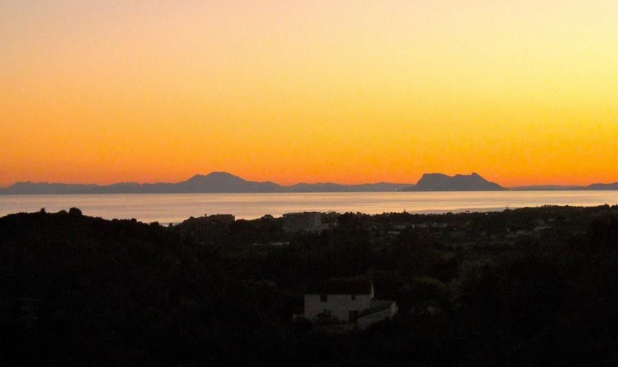 ARFP472 Erhöhtes großes Doppelgrundstück mit fantastischem Meerblick auf Gibraltar und Marokko