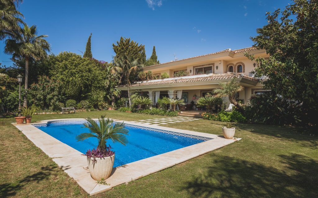ARFV2319 Elegante Familienvilla mit Meerblick nahe dem Zentrum von Marbella