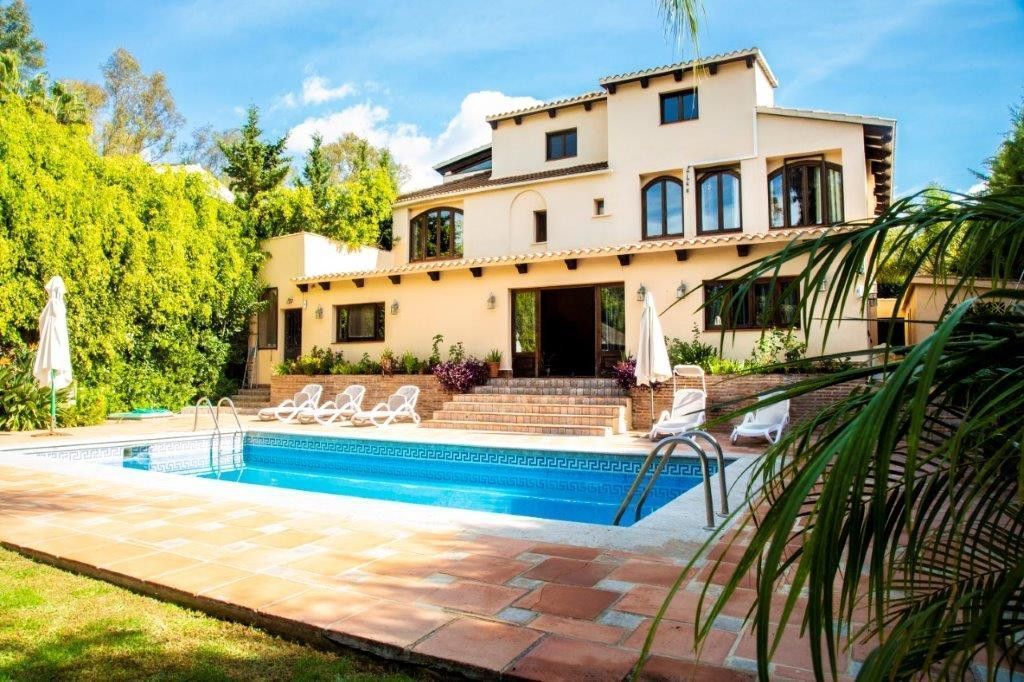 ARFV2316 Traditionelle Villa im begehrten Golftal von Nueva Andalucía.