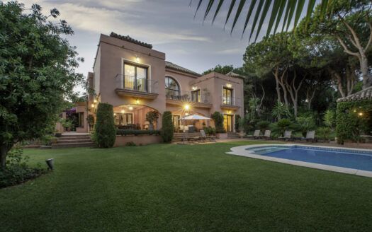 ARFV2181 - Andalusische Villa zum Verkauf in Hacienda Las Chapas in Marbella