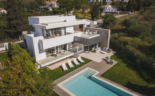 V2331-1 Luxuriöse high-class Villa in El Paraiso - Estepona zum Verkauf