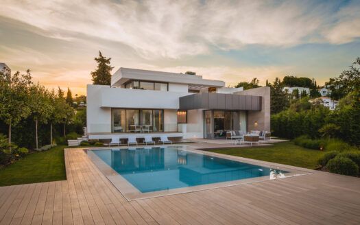 V2331-1 Luxuriöse high-class Villa in El Paraiso - Estepona zum Verkauf