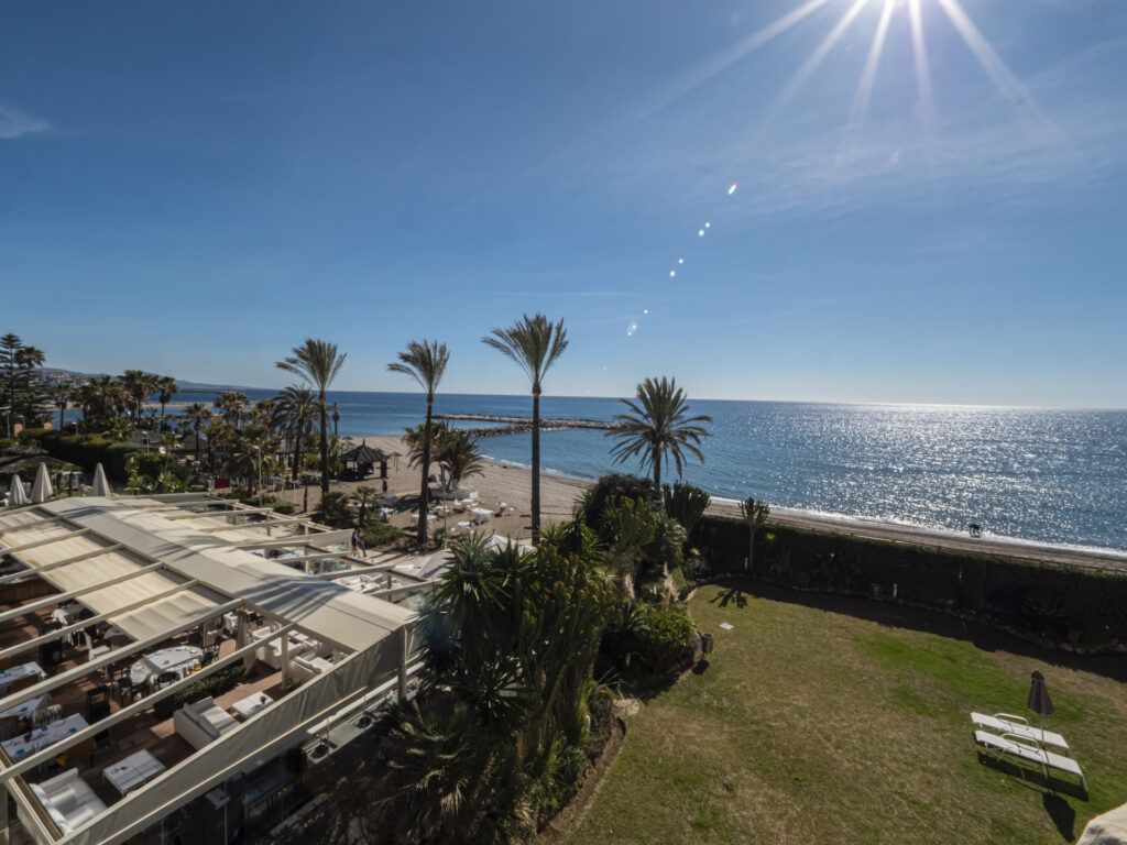 A1526-416 Wohnung am Strand nahe dem berühmten Hafen Puerto Banus bei Marbella