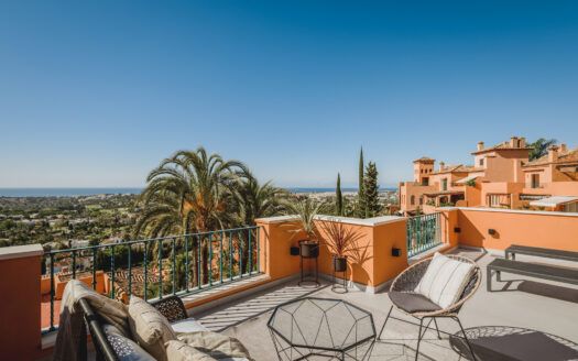 ARFA1530 - Grosszügiges Duplex-Penthouse mit atemberaubendem Blick über das Golftal und das Mittelmeer in Nueva Andalucia zu verkaufen