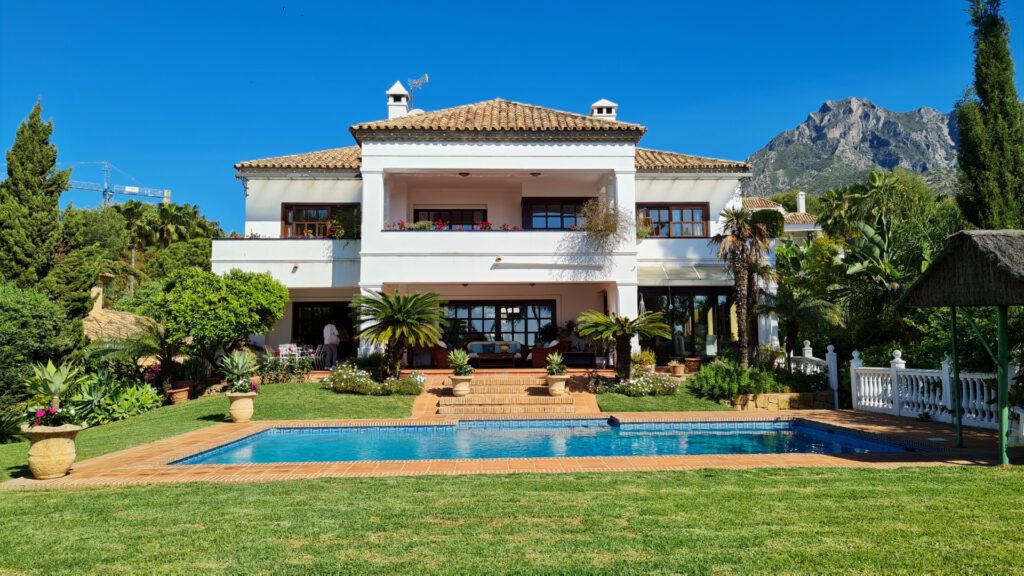ARFV2338 - Villa im mediterranen Stil in Altos Reales Marbella zu verkaufen