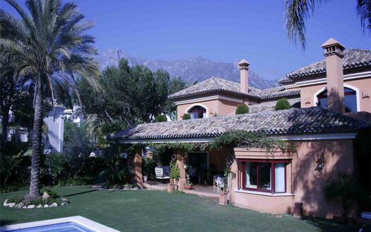 Luxuriöse Villa zum Verkauf in Altos Reales in Marbella mit Meerblick